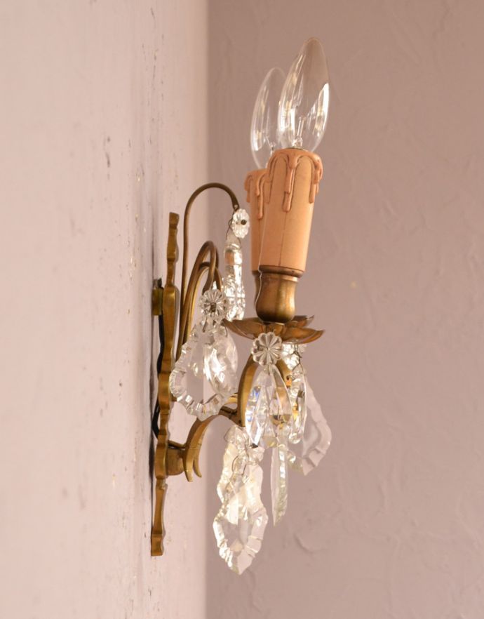 壁付けブラケット　照明・ライティング　フランス照明、ガラスパーツが付いたアンティーク壁付けシャンデリア（2灯タイプ）（Ｅ17シャンデリア球付）。壁のお洒落を楽しむのにはピッタリな存在感です。(d-1388-z)