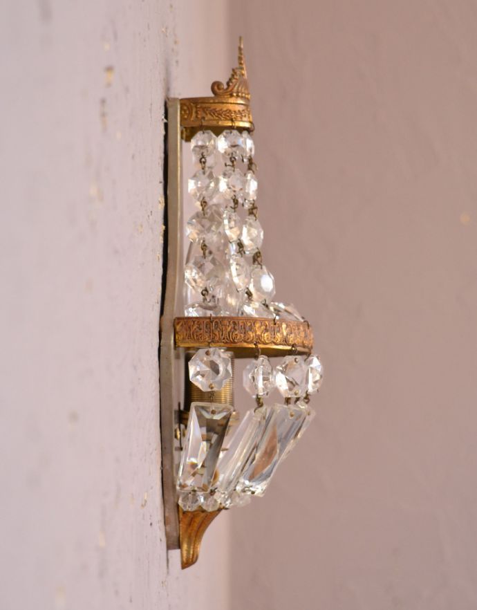 壁付けブラケット　照明・ライティング　壁できらめくアンティークのウォールシャンデリア（壁付け照明）（Ｅ17シャンデリア球付）。壁のお洒落を楽しむのにはピッタリな存在感です。(d-1394-z)