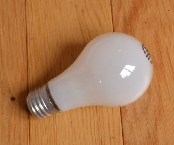 壁付けブラケット　照明・ライティング　フランスから到着したアンティーク照明ポーチライト(外灯）デッキランプ(E26球）。電球は量販店で購入OKな国産球を１ヶお付けしております。(d-1426-z)