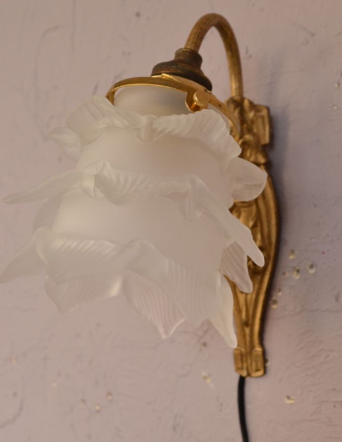 壁付けブラケット　照明・ライティング　壁に付けて楽しむアンティークのウォールブラケット（照明）（Ｂ22丸球付）。玄関や洗面、階段などにピッタリの壁付けブラケット。(d-1412-z)