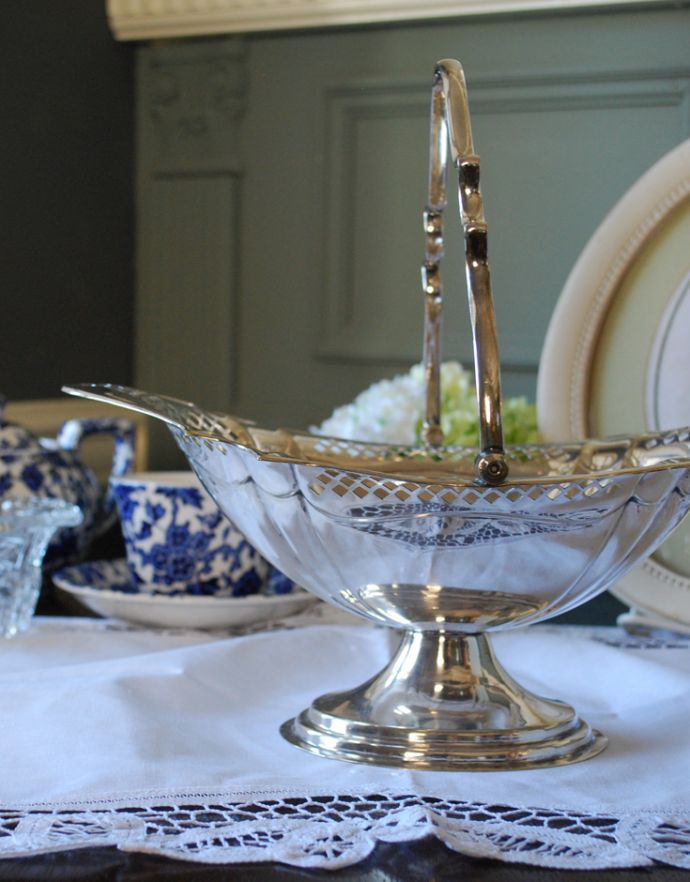 アンティーク シルバー製　アンティーク雑貨　英国の銀食器、透かし彫りの美しい持ち手付きコンポート（アンティークシルバー）。テーブルコーディネートの主役になります。(d-1413-z)