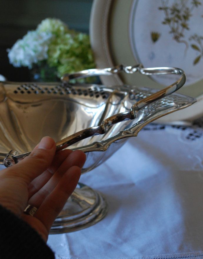 アンティーク シルバー製　アンティーク雑貨　英国の銀食器、透かし彫りの美しい持ち手付きコンポート（アンティークシルバー）。持ち手のデザインもお洒落です。(d-1413-z)