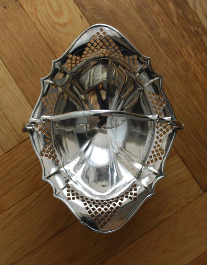 アンティーク シルバー製　アンティーク雑貨　英国の銀食器、透かし彫りの美しい持ち手付きコンポート（アンティークシルバー）。透かし彫りが美しいデザインです。(d-1413-z)