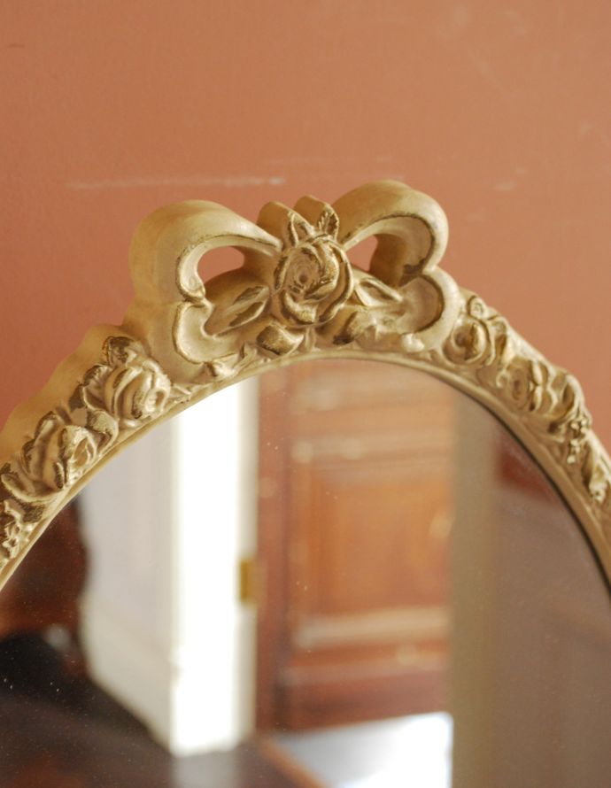 アンティーク フレーム付きミラー　アンティーク雑貨　リボン＆ローズが付いた華やかなアンティーク スタンドミラー（三面鏡）。トップにはリボンが付いています。(d-1414-z)