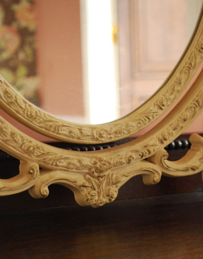 アンティーク フレーム付きミラー　アンティーク雑貨　リボン＆ローズが付いた華やかなアンティーク スタンドミラー（三面鏡）。脚のデザインや、細かい装飾がエレガントな雰囲気です。(d-1414-z)
