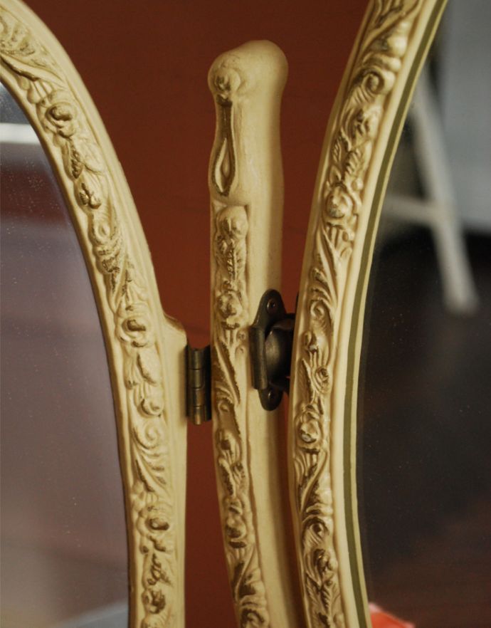 アンティーク フレーム付きミラー　アンティーク雑貨　リボン＆ローズが付いた華やかなアンティーク スタンドミラー（三面鏡）。金具でしっかりと固定されています。(d-1414-z)