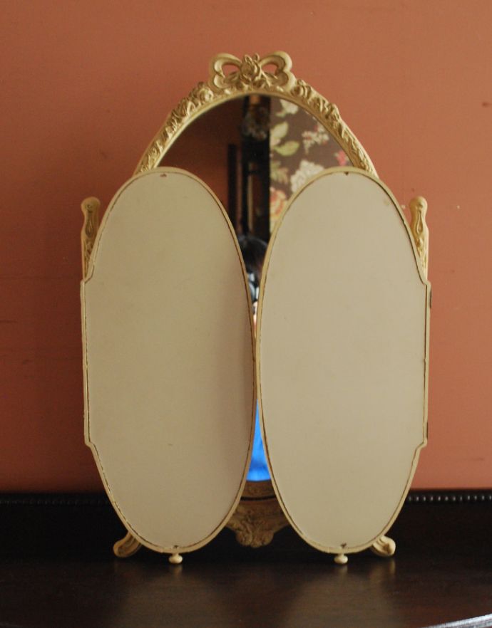 アンティーク フレーム付きミラー　アンティーク雑貨　リボン＆ローズが付いた華やかなアンティーク スタンドミラー（三面鏡）。三面鏡は閉じることができるんです。(d-1414-z)