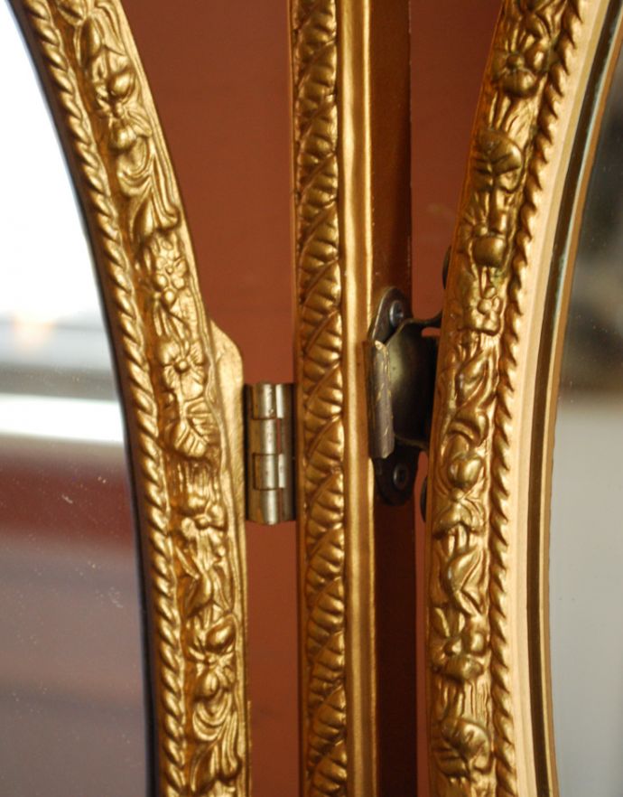 アンティーク フレーム付きミラー　アンティーク雑貨　トップに薔薇が付いたエレガントなアンティーク スタンドミラー（三面鏡）。金具でしっかりと固定されています。(d-1415-z)
