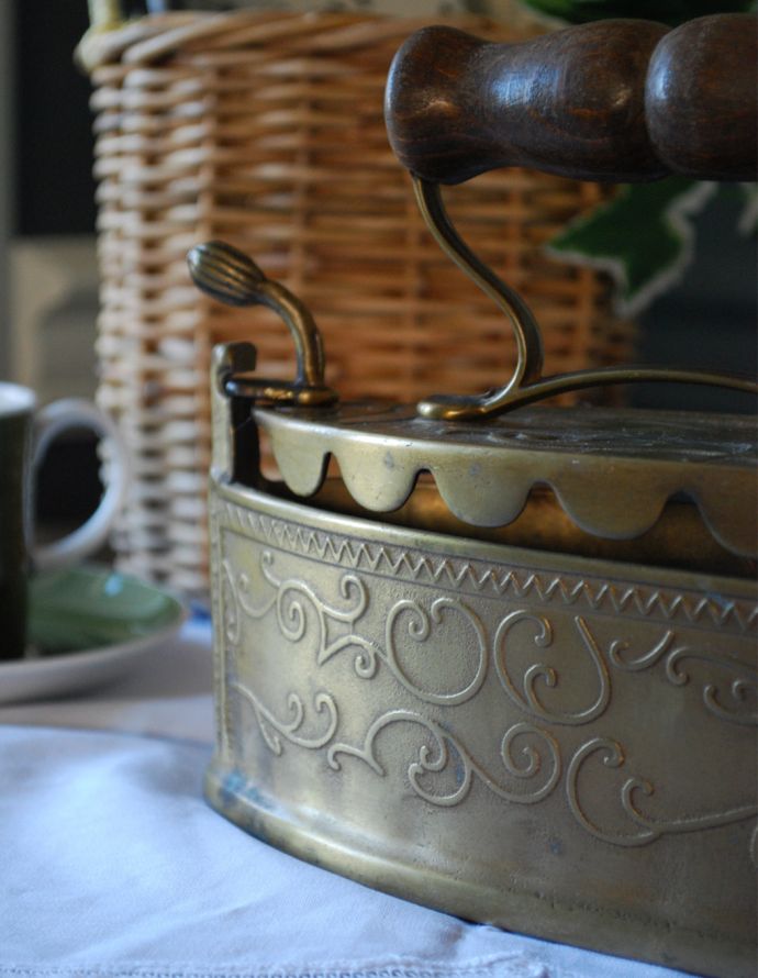 シルバーのテーブルウェア　アンティーク雑貨　フランスで見つけたアンティーク雑貨、真鍮製のアイロン型小物入れ。裁縫道具や文具を入れたり、ディスプレイにしてもいいですね。(d-1421-z)