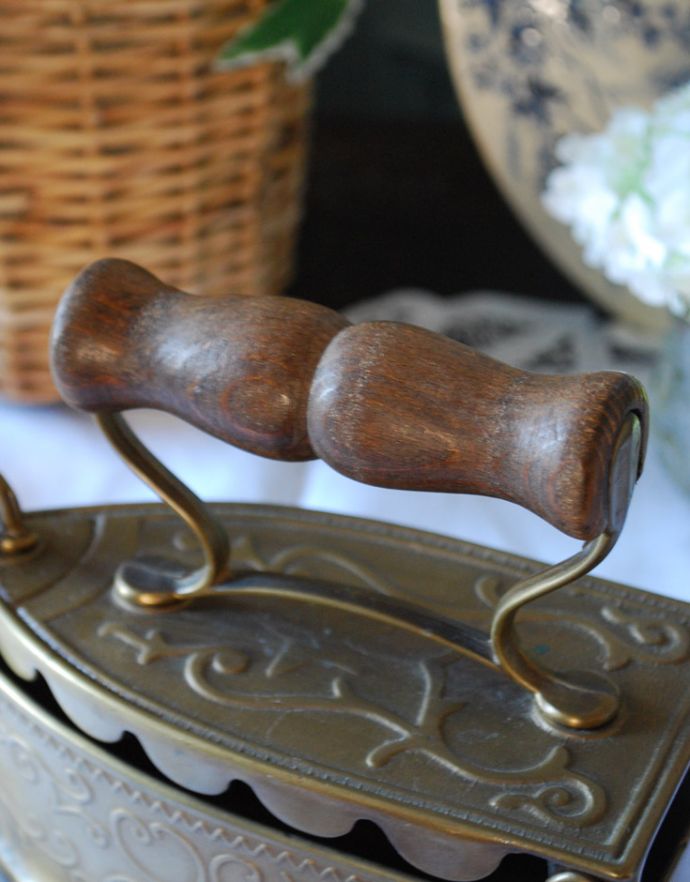 シルバーのテーブルウェア　アンティーク雑貨　フランスで見つけたアンティーク雑貨、真鍮製のアイロン型小物入れ。蓋の持ち手は木製です。(d-1421-z)