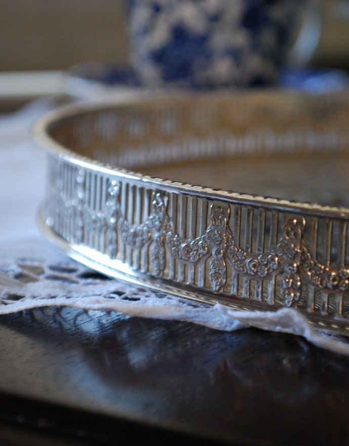 アンティーク シルバー製　アンティーク雑貨　アンティークの銀雑貨、英国で見つけたシルバーのサルヴァ（銀盆）。縁どりも優雅なラインです。(d-1422-z)