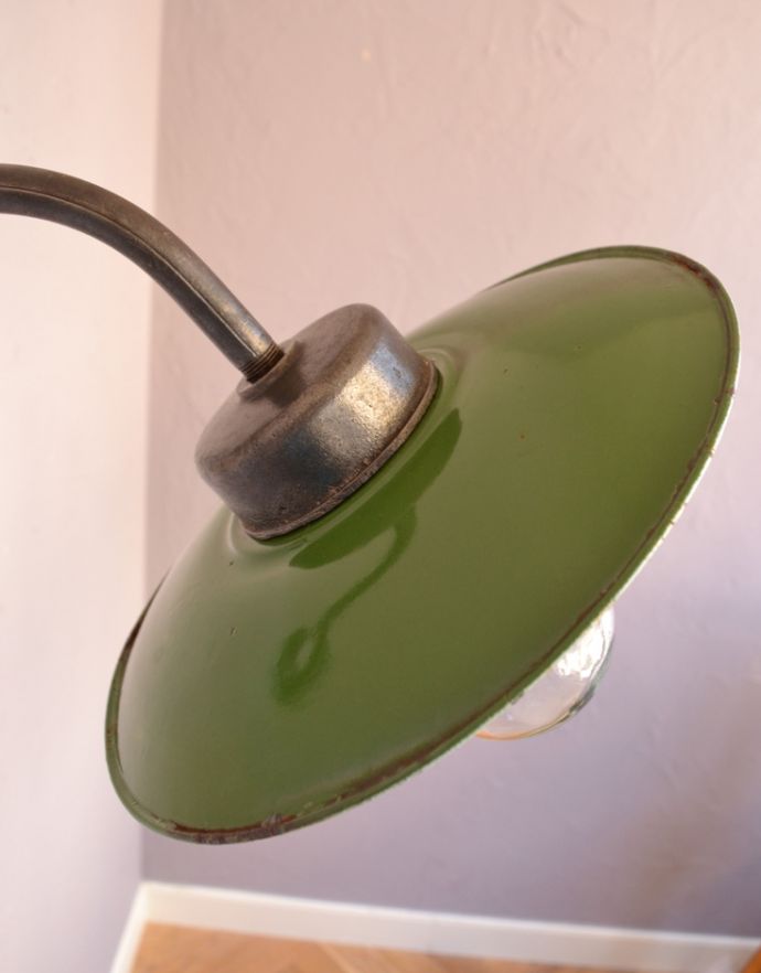 壁付けブラケット　照明・ライティング　フランスから到着したアンティーク照明ポーチライト(外灯）デッキランプ(E26球）。お部屋に馴染みやすいグリーンカラーのシェードです。(d-1426-z)
