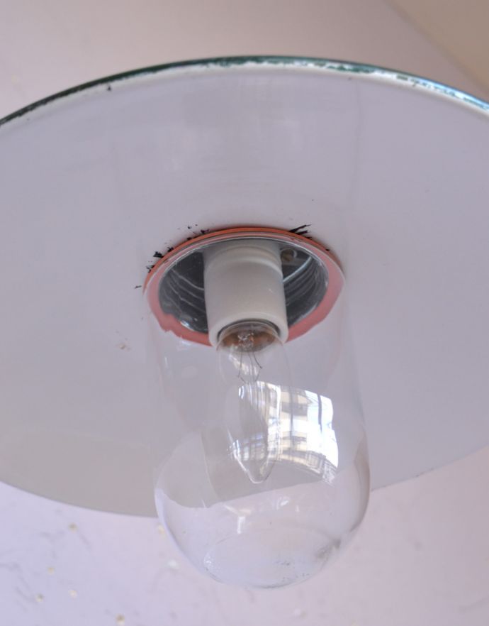 壁付けブラケット　照明・ライティング　フランス輸入のアンティーク照明ポーチライト(外灯）グリーンシェードのデッキランプ（E26球）。ガラスのカバーが付いているので外灯に使えます。(d-1427-z)