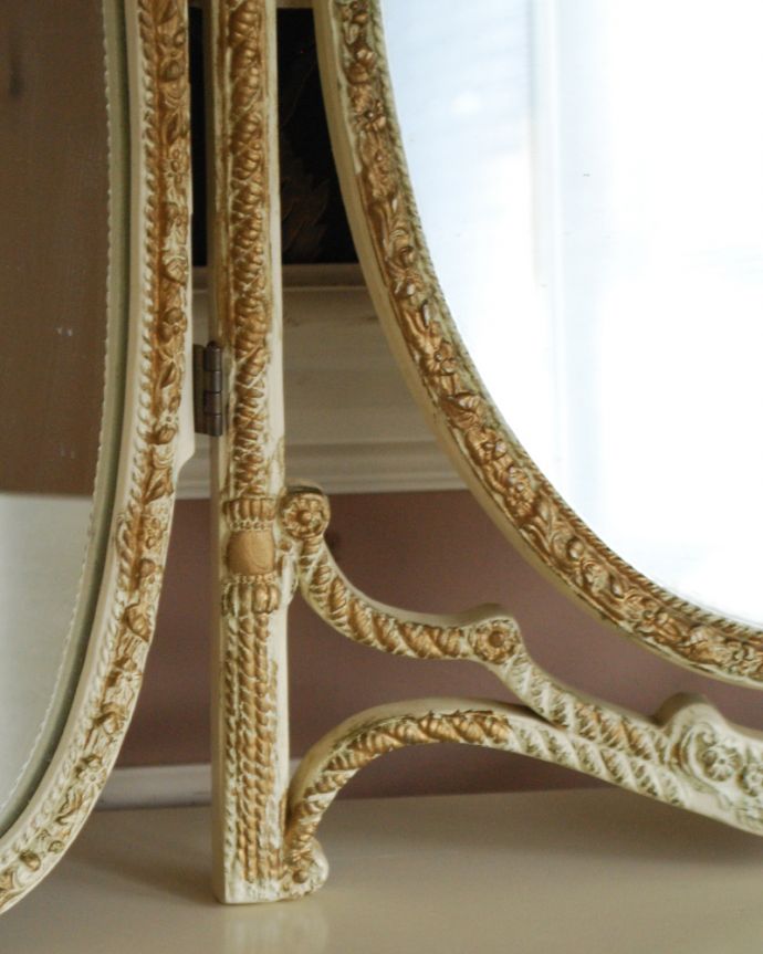 アンティーク ミラー（鏡）　アンティーク雑貨　小さな薔薇の装飾が可愛いフランスアンティークのスタンドミラー（三面鏡）。脚のデザインや、細かい装飾がエレガントな雰囲気です。(d-1437-z)