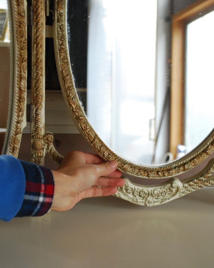 アンティーク ミラー（鏡）　アンティーク雑貨　小さな薔薇の装飾が可愛いフランスアンティークのスタンドミラー（三面鏡）。中央の大きなミラーは、多少の角度調節ができます。(d-1437-z)