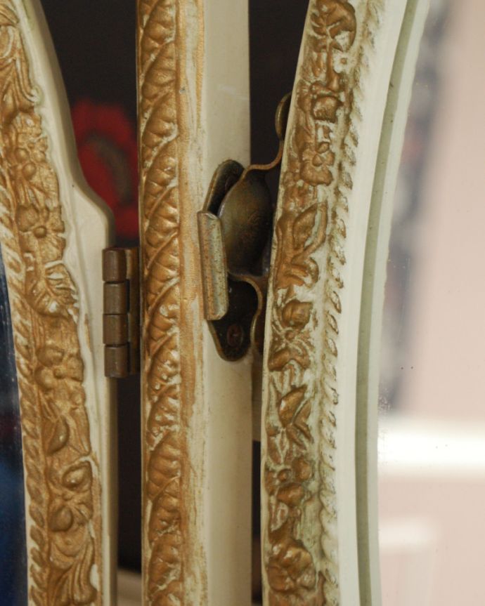 アンティーク ミラー（鏡）　アンティーク雑貨　小さな薔薇の装飾が可愛いフランスアンティークのスタンドミラー（三面鏡）。金具でしっかりと固定されています。(d-1437-z)