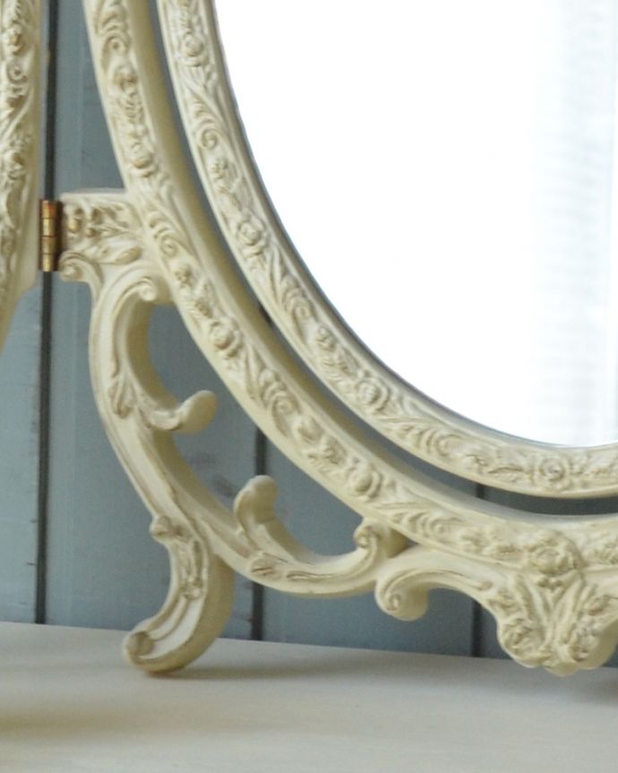 アンティーク ミラー（鏡）　アンティーク雑貨　角度調整も可能、フランス輸入三面鏡タイプのアンティークスタンドミラー。脚のデザインや、細かい装飾がエレガントな雰囲気です。(d-1438-z)