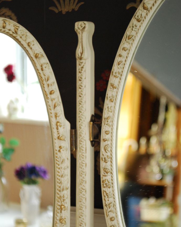 アンティーク ミラー（鏡）　アンティーク雑貨　フランスアンティーク雑貨、薔薇が付いた華やかアなスタンドミラー（三面鏡）。金具でしっかりと固定されています。(d-1439-z)