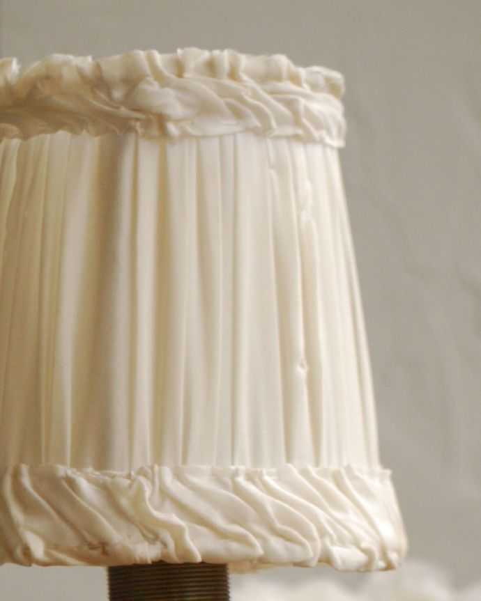 スタンドライト　照明・ライティング　フランス輸入の照明、エンジェルモチーフのテーブルランプ（Ｅ17シャンデリア球付）。細かくギャザーを寄せたデザインがドレスのように美しいです。(d-1441-z)