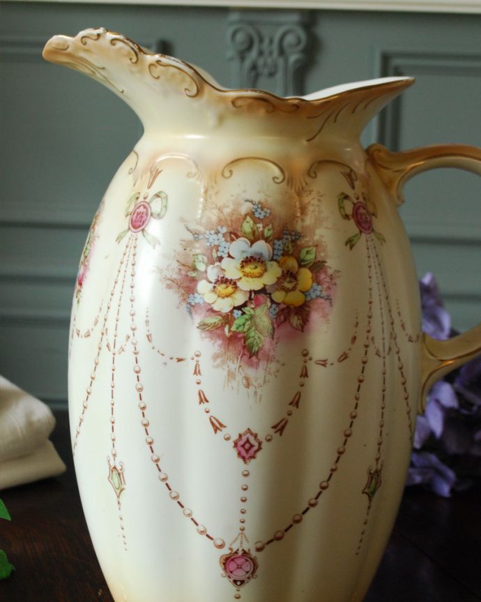 アンティーク 陶磁器の雑貨　アンティーク雑貨　たっぷり施された花模様がロマンチックなアンティーク、クラウンデボンのジャグ。お花を飾ったり、お部屋のお洒落なアクセントにピッタリ。(d-1469-z)