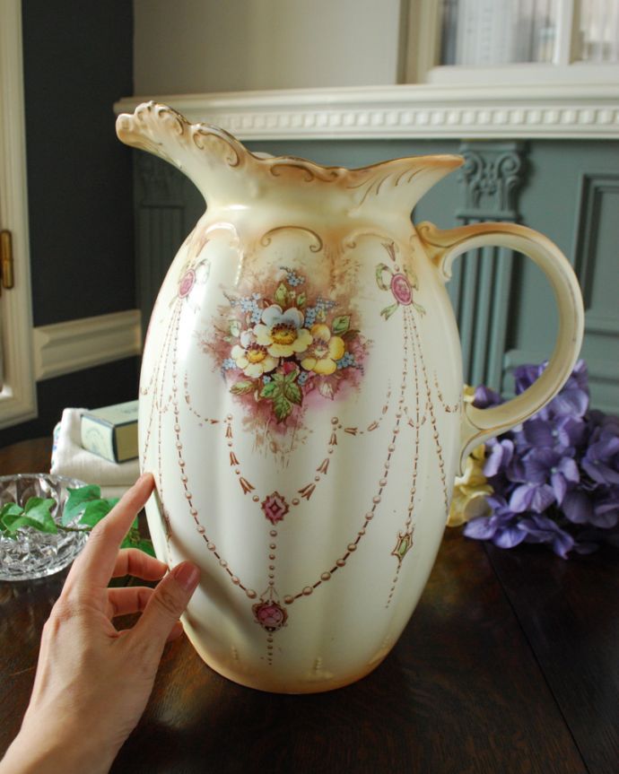 アンティーク 陶磁器の雑貨　アンティーク雑貨　たっぷり施された花模様がロマンチックなアンティーク、クラウンデボンのジャグ。アンティークならではの風合いにうっとり。(d-1469-z)