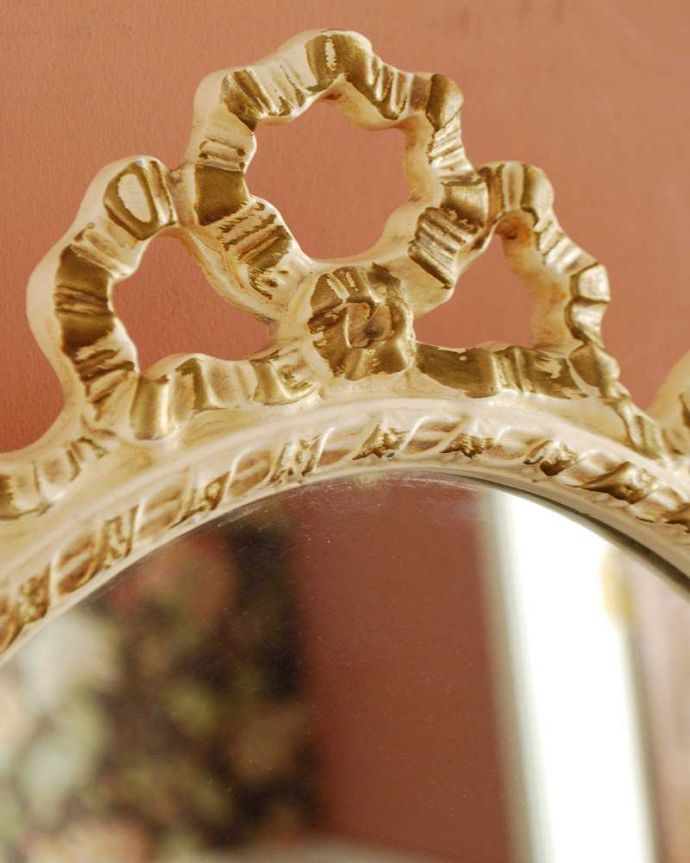 アンティーク ミラー（鏡）　アンティーク雑貨　フランスアンティーク雑貨、リボンが付いた華やかアなスタンドミラー（三面鏡）。フランスらしく美しい彫見ているだけで優雅な気分になっちゃう彫。(d-1471-z)