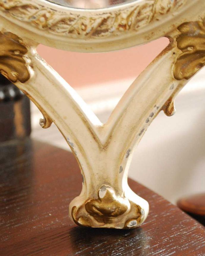 アンティーク ミラー（鏡）　アンティーク雑貨　フランスアンティーク雑貨、リボンが付いた華やかアなスタンドミラー（三面鏡）。脚元にも女性らしい彫り。(d-1471-z)