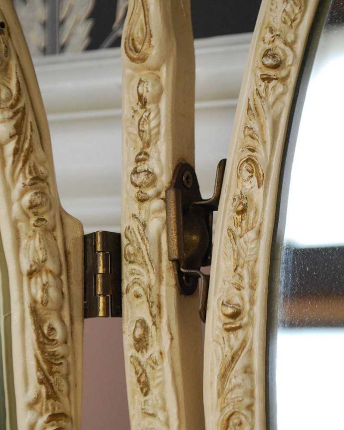 アンティーク ミラー（鏡）　アンティーク雑貨　小さなリボンがついた可愛いフランスアンティークのスタンドミラー（三面鏡）。金具がついているのでたたむことが出来ます。(d-1474-z)