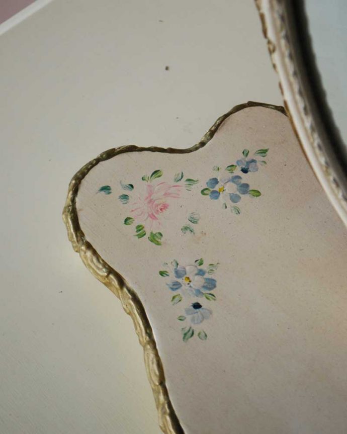 アンティーク ミラー（鏡）　アンティーク雑貨　淡い色のお花の装飾が可愛いアンティークのスタンドミラー。脚もとにも模様が・・・。(d-1475-z)
