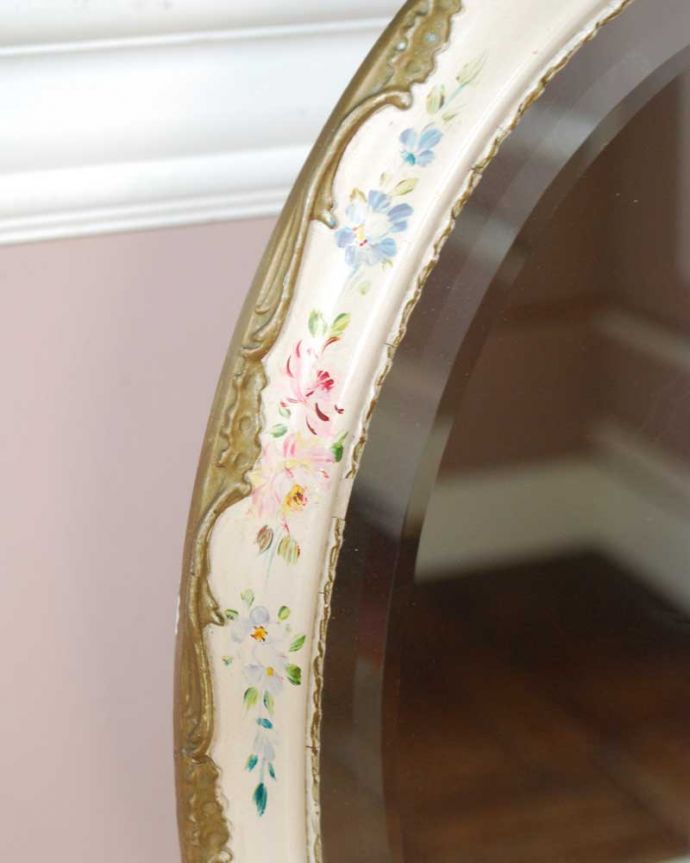 アンティーク ミラー（鏡）　アンティーク雑貨　淡い色のお花の装飾が可愛いアンティークのスタンドミラー。ミラーのフレームには可愛らしい模様が描かれています。(d-1475-z)