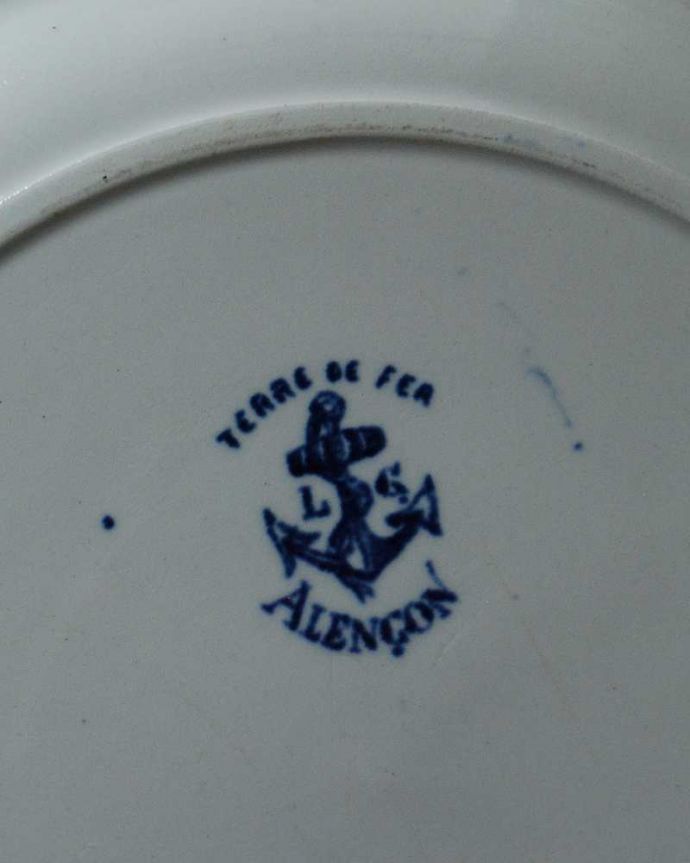 アンティーク 陶磁器の雑貨　アンティーク雑貨　フランスから届いたアンティークプレート、ディッシュ（ALENCON）。ロゴがプリントされています。(d-1481-z)