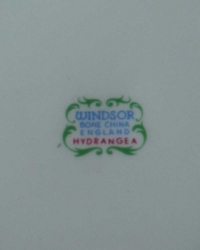 アンティーク 陶磁器の雑貨　アンティーク雑貨　アジサイがプリントされたイギリス雑貨、アンティークプレート(Windsor)。裏側には品質の証製造メーカー保証の意味がこもった窯印、ポーセリンマークがあります。(d-1487-z)