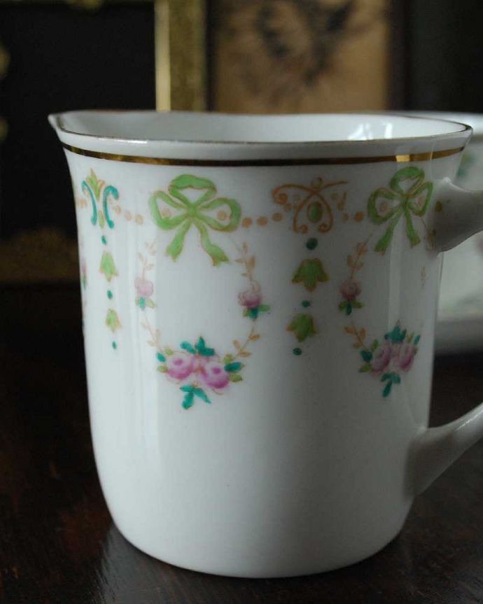 アンティーク 陶磁器の雑貨　アンティーク雑貨　小さなリボンのリースが可愛い、イギリス雑貨のアンティークミルクポット。お茶の時間に欠かせないミルクピッチャー紅茶を愛する英国のお茶の時間に欠かせないミルクティーのために作られた陶磁器のミルクピッチャー。(d-1488-z)