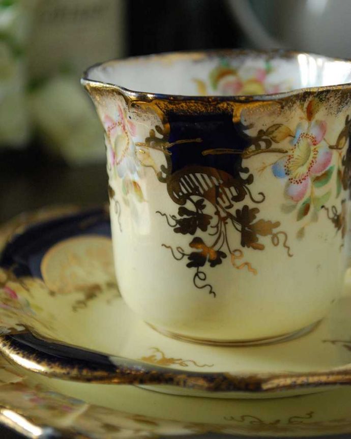 アンティーク 陶磁器の雑貨　アンティーク雑貨　ゴールドとブルーの色使いが華やか、アンティークカップ＆ソーサー(トリオ)。飾って使って楽しむ小さなアンティークアンティークでしか手に入れることが出来ない美しい模様のカップ＆ソーサー。(d-1494-z)