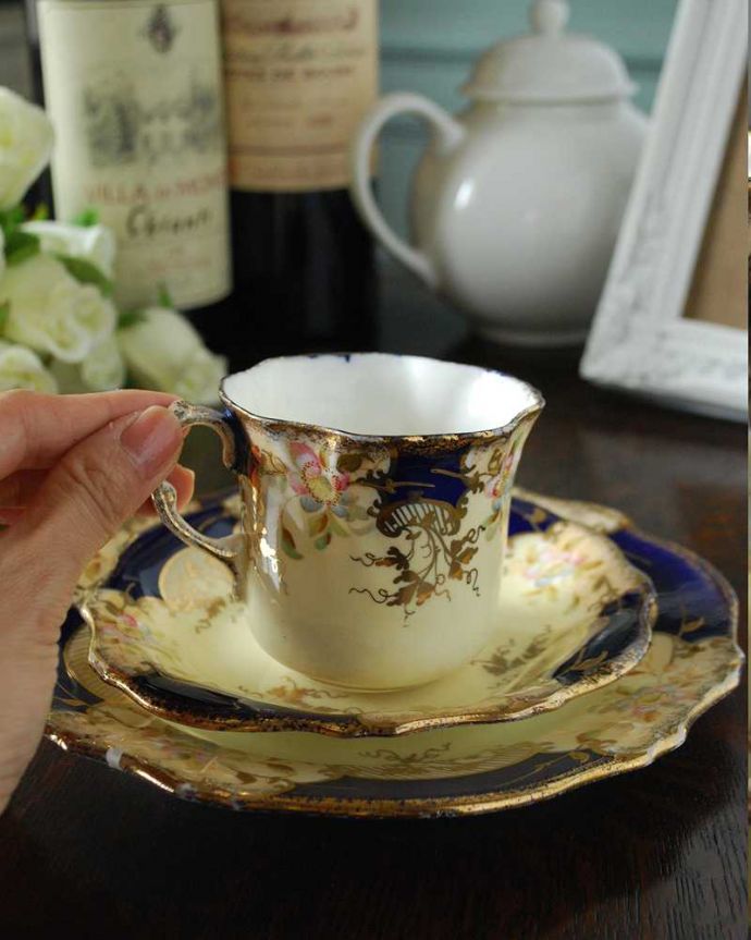 アンティーク 陶磁器の雑貨　アンティーク雑貨　ゴールドとブルーの色使いが華やか、アンティークカップ＆ソーサー(トリオ)。お茶の時間をもっと優雅に･･･眺めているだけじゃもったいないので、実用的に使って下さい。(d-1494-z)