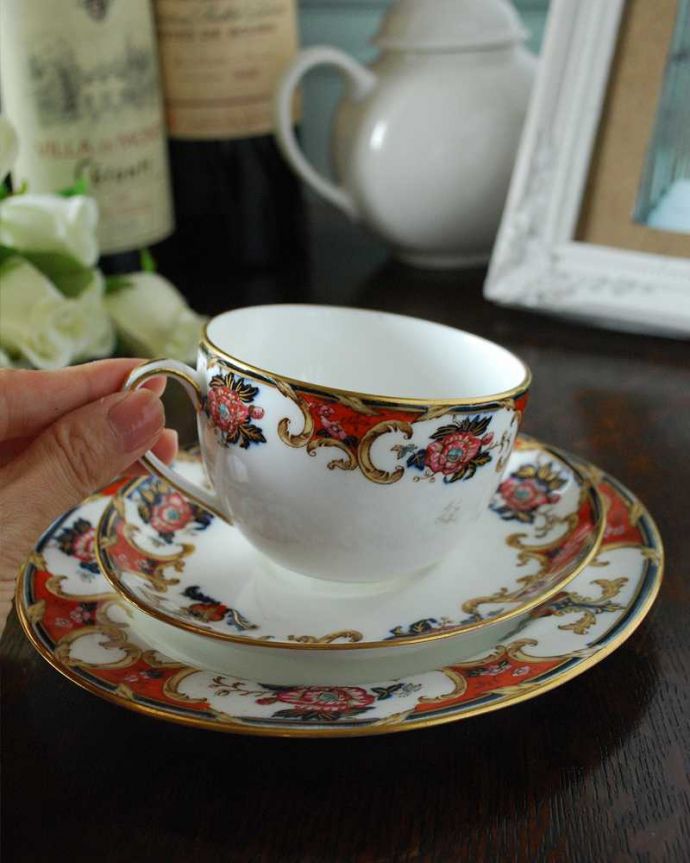 アンティーク 陶磁器の雑貨　アンティーク雑貨　色使いが華やか、ウェッジウッドのアンティークカップ＆ソーサー(トリオ)。お茶の時間をもっと優雅に･･･眺めているだけじゃもったいないので、実用的に使って下さい。(d-1495-z)
