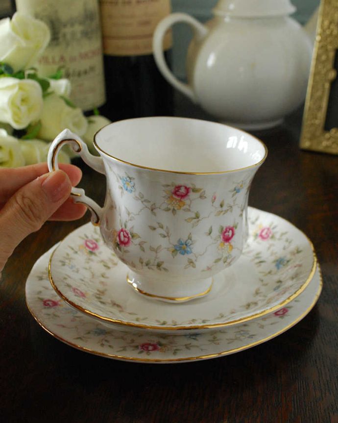 アンティーク 陶磁器の雑貨　アンティーク雑貨　イギリス王室御用達ブランドのアンティークカップ＆ソーサートリオ（パラゴン・PARAGON）。お茶の時間をもっと優雅に･･･眺めているだけじゃもったいないので、実用的に使って下さい。(d-1497-z)