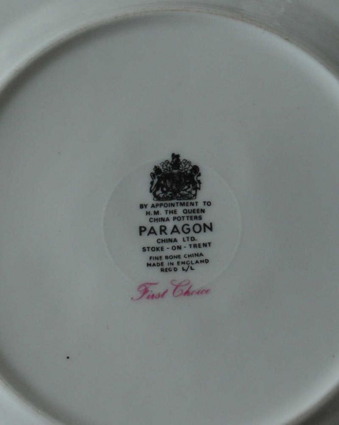 アンティーク 陶磁器の雑貨　アンティーク雑貨　イギリス王室御用達ブランドのアンティークカップ＆ソーサートリオ（パラゴン・PARAGON）。裏側には品質の証ひっくり返して見ると、こんな感じのポーセリンマークを見つけることが出来ます。(d-1497-z)