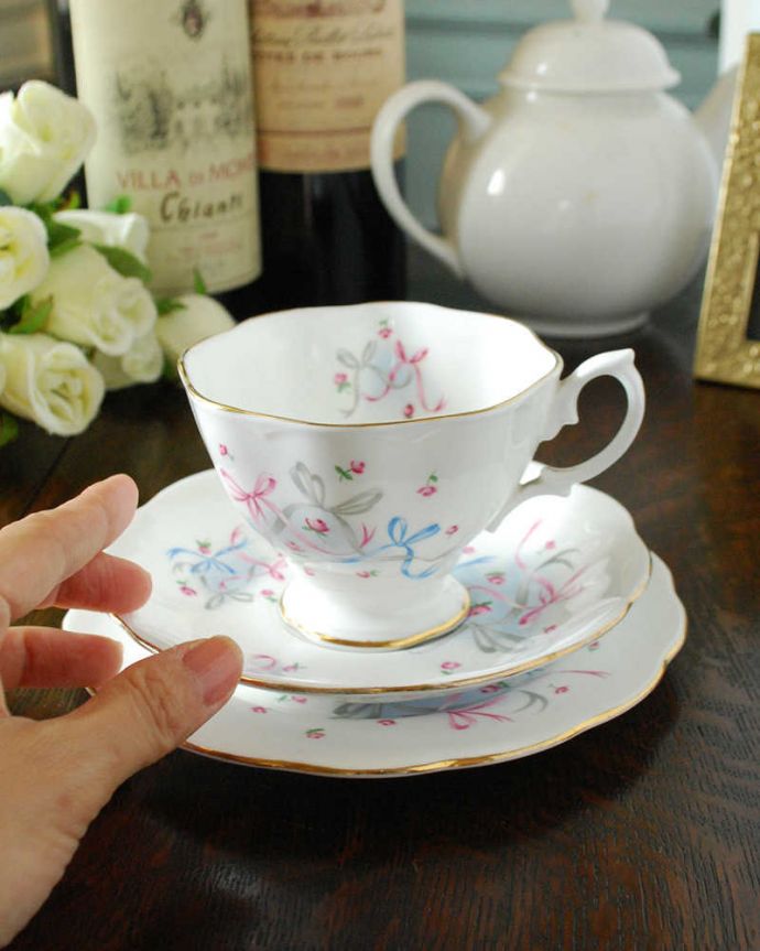 アンティーク 陶磁器の雑貨　アンティーク雑貨　ロイヤルアルバート社（Royal Albert社 ）のリボンモチーフのカップ＆ソーサー（トリオ）。お茶の時間をもっと優雅に･･･眺めているだけじゃもったいないので、実用的に使って下さい。(d-1501-z)