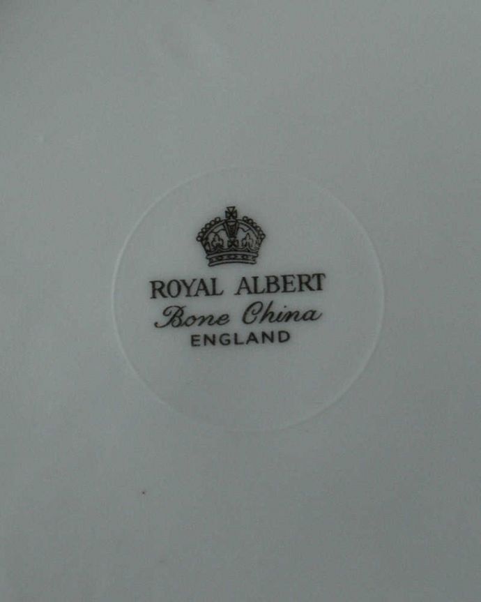 アンティーク 陶磁器の雑貨　アンティーク雑貨　ロイヤルアルバート社（Royal Albert社 ）のリボンモチーフのカップ＆ソーサー（トリオ）。裏側には品質の証ひっくり返して見ると、こんな感じのポーセリンマークを見つけることが出来ます。(d-1501-z)