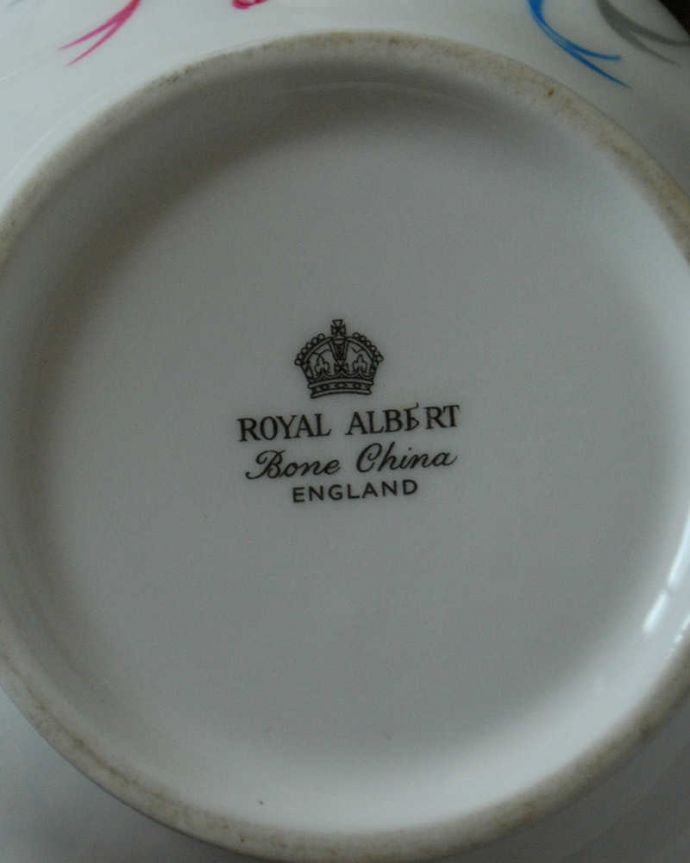 アンティーク 陶磁器の雑貨　アンティーク雑貨　ロイヤルアルバート社（Royal Albert社 ）のリボンモチーフのシュガーボウル。ロゴがプリントされています。(d-1503-z)