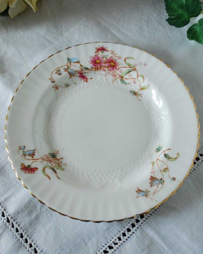 アンティーク 陶磁器の雑貨　アンティーク雑貨　お花模様が可愛いイギリス輸入のアンティークプレート（ケーキ皿）。アンティークなので多少のキズ・汚れがある場合があります。(d-1508-z)