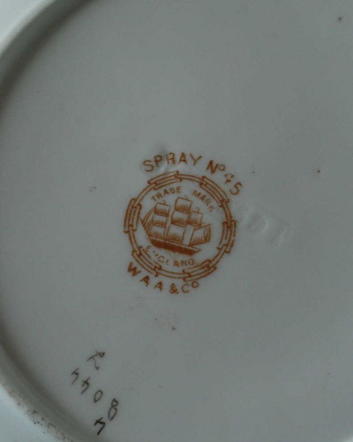 アンティーク 陶磁器の雑貨　アンティーク雑貨　イギリス輸入のお花がプリントされたアンティークプレート（ケーキ皿）。ロゴがプリントされています。(d-1509-z)