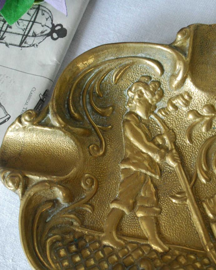 アンティーク 真鍮の雑貨　アンティーク雑貨　英国アンティーク雑貨、かっこいい装飾の真鍮製の灰皿（アッシュトレイ）。繊細な装飾がされているので、ディスプレイするだけでも絵になりますね。(d-1529-z)