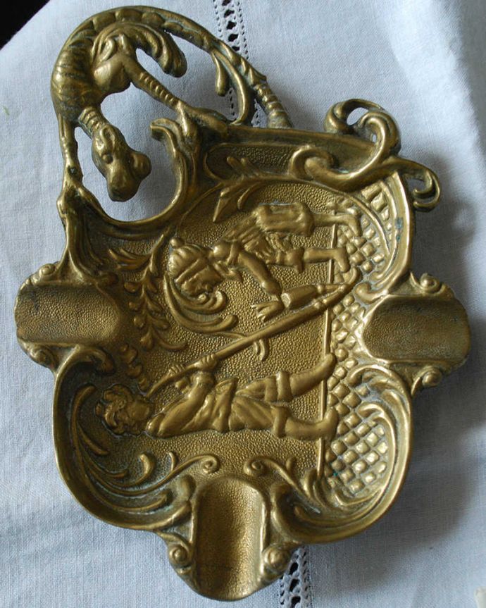 英国アンティーク雑貨、かっこいい装飾の真鍮製の灰皿（アッシュトレイ