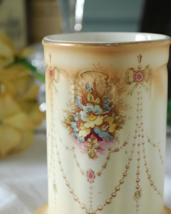 アンティーク 陶磁器の雑貨　アンティーク雑貨　お花模様が上品なクラウンデボン、アンティークのフラワーベース(花器)。ハンドペイントで描かれたお花がロマンチックです。(d-1535-z)