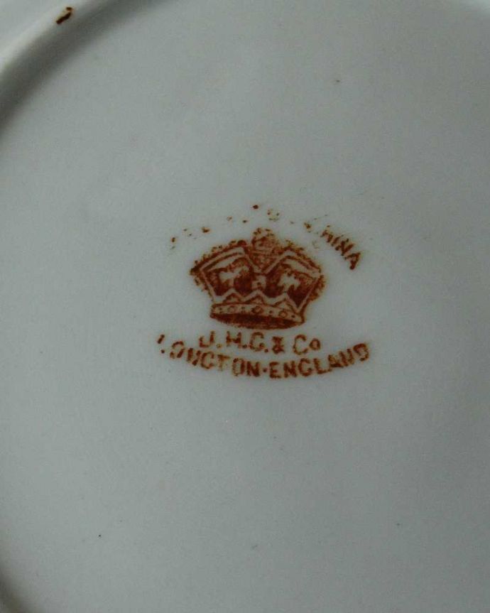 アンティーク 陶磁器の雑貨　アンティーク雑貨　イギリスで見つけたアンティークプレート（J.H.C Co）。裏側には品質の証製造メーカー保証の意味がこもった窯印、ポーセリンマークがあります。(d-1536-z)