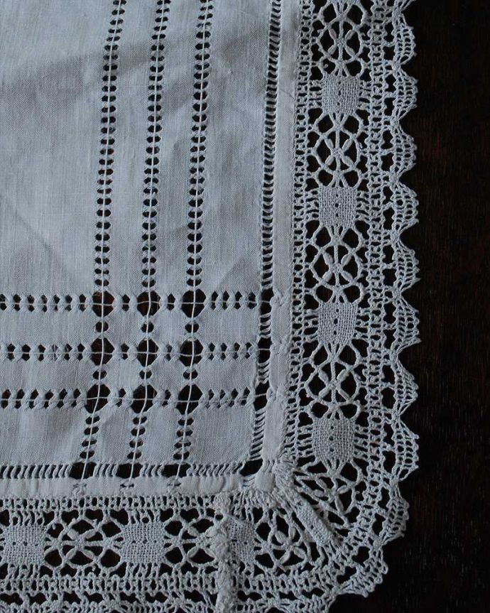 アンティーク 布製の雑貨　アンティーク雑貨　繊細な編み目にうっとり、フランスのアンティークトレークロス。アンティークのため、多少の汚れやシミがある場合がありますが、使用上問題はありませんので、ご了承下さい。(d-1543-z)