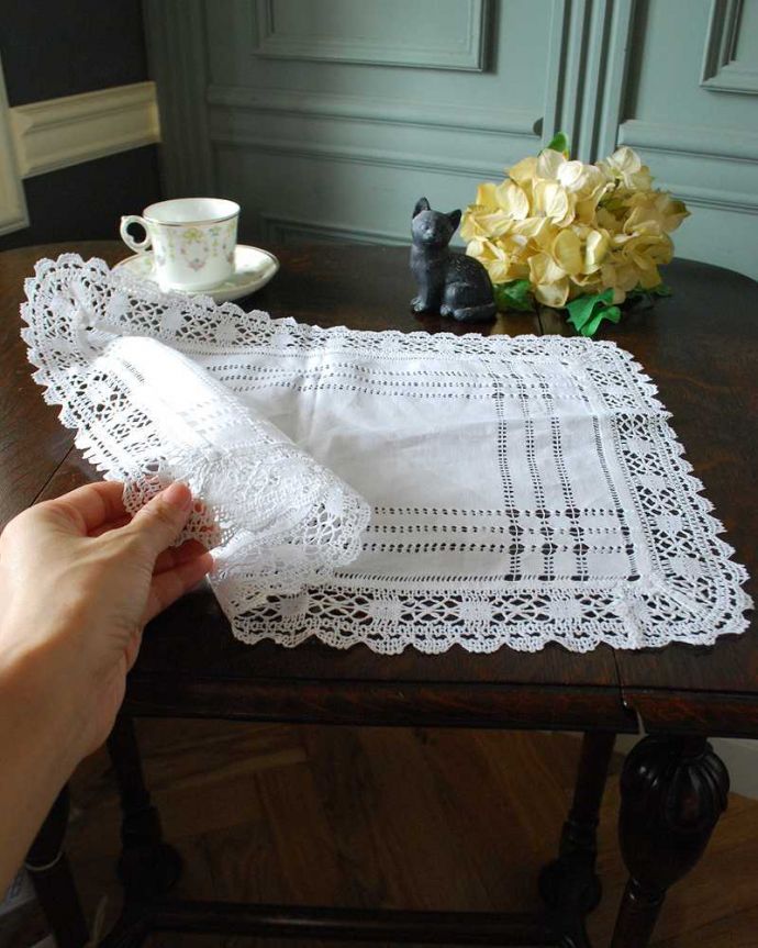 アンティーク 布製の雑貨　アンティーク雑貨　繊細な編み目にうっとり、フランスのアンティークトレークロス。ハンドメイドの繊細さとあたたかさがあります。(d-1543-z)
