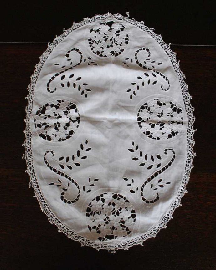 アンティーク 布製の雑貨　アンティーク雑貨　手作りのぬくもりがあるフランス輸入のお花のアンティーク ドイリー。使いやすいオーバル型です。(d-1552-z)